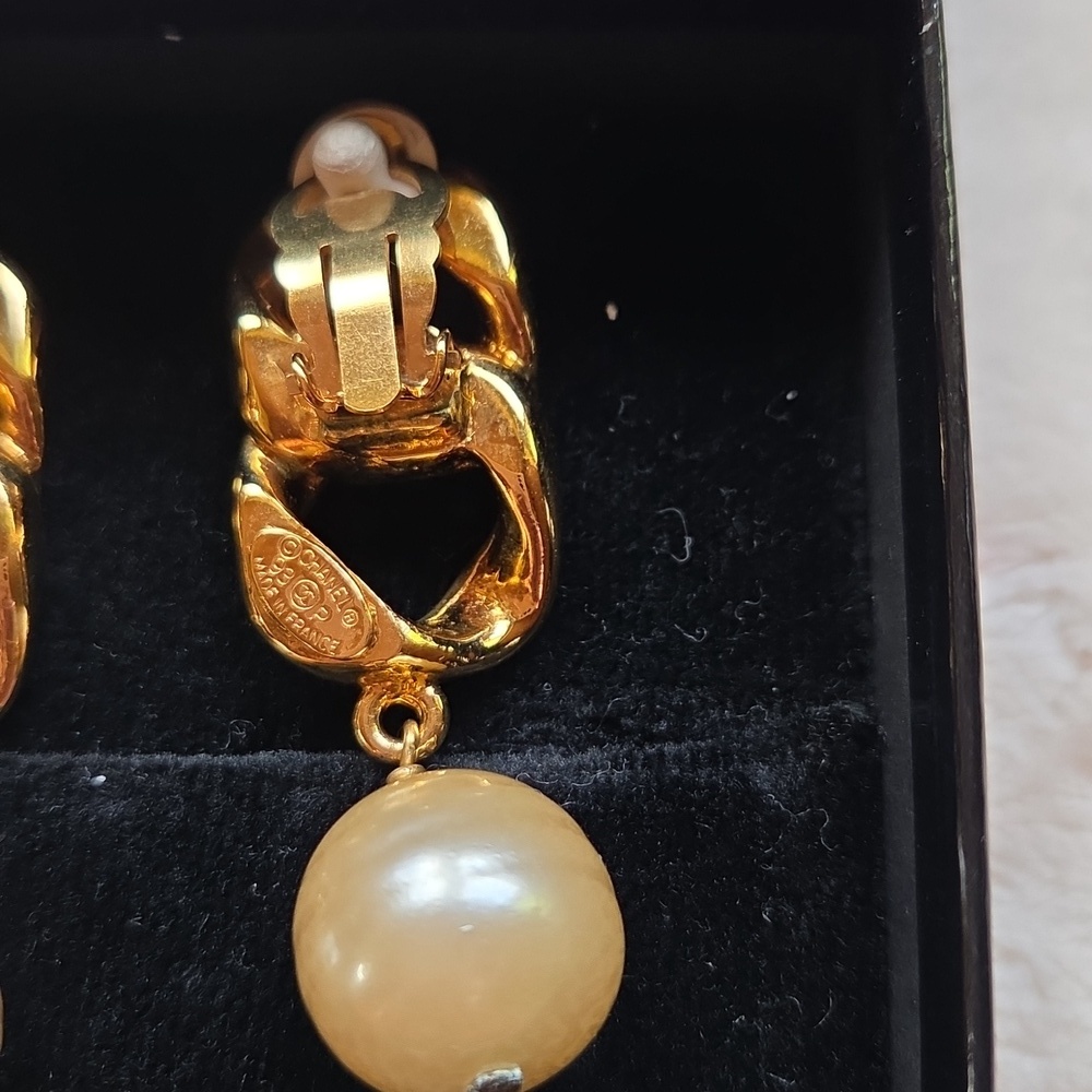CHANEL Gold and‎ Cream Pearl Drop Earrings - Picture 4 of 5